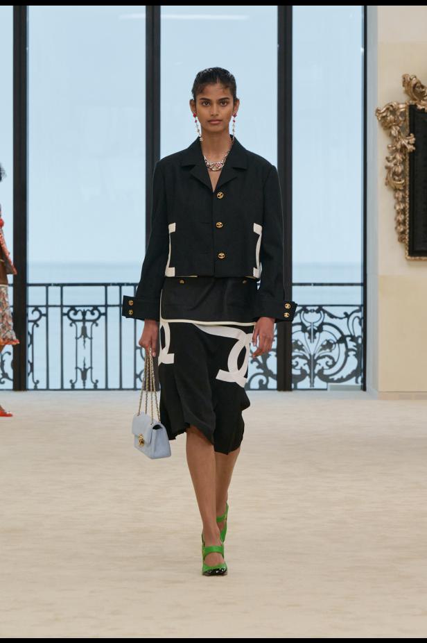 شواطئ بياريتز تحتضن مواجهة بين جذور شانيل ورؤيتها المعاصرة في مجموعة كروز 2026/2027