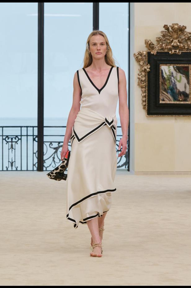 شواطئ بياريتز تحتضن مواجهة بين جذور شانيل ورؤيتها المعاصرة في مجموعة كروز 2026/2027