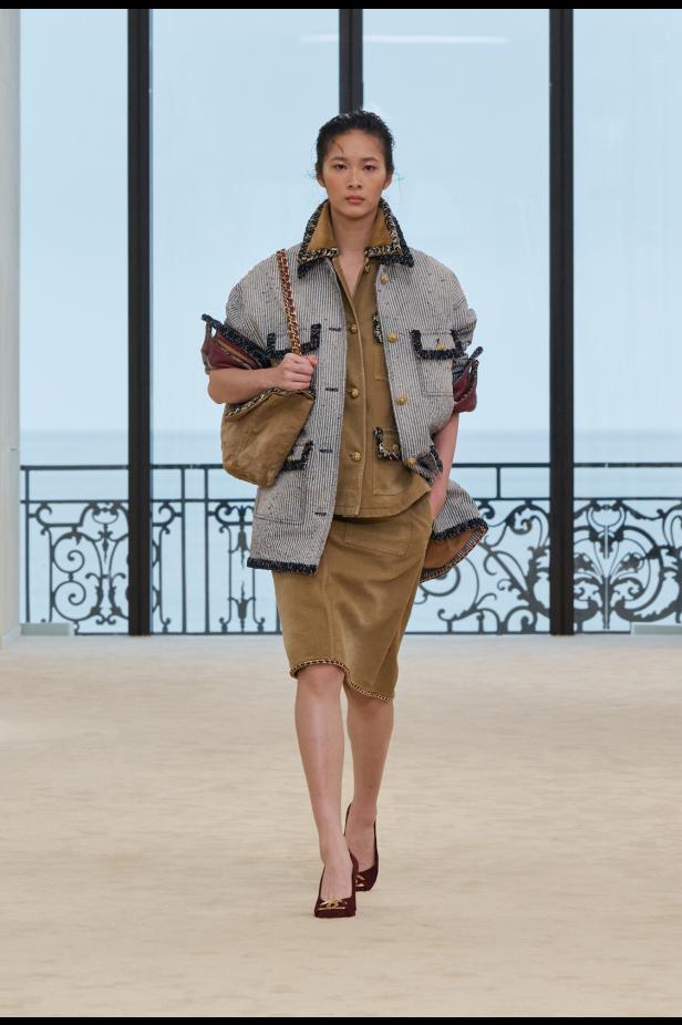 شواطئ بياريتز تحتضن مواجهة بين جذور شانيل ورؤيتها المعاصرة في مجموعة كروز 2026/2027