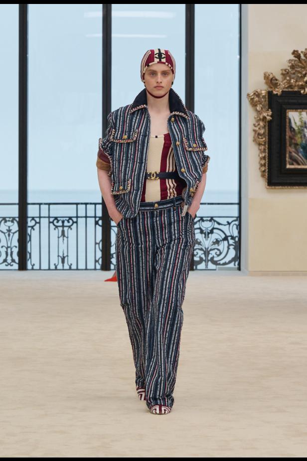 شواطئ بياريتز تحتضن مواجهة بين جذور شانيل ورؤيتها المعاصرة في مجموعة كروز 2026/2027