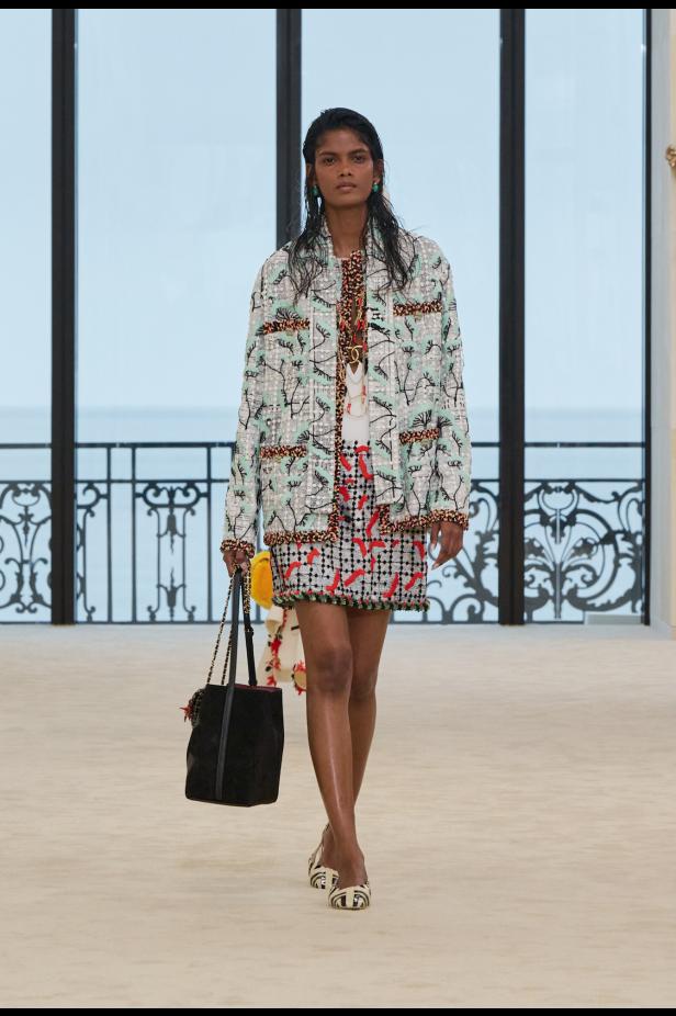 شواطئ بياريتز تحتضن مواجهة بين جذور شانيل ورؤيتها المعاصرة في مجموعة كروز 2026/2027