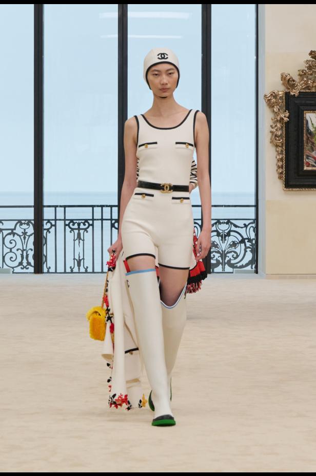 شواطئ بياريتز تحتضن مواجهة بين جذور شانيل ورؤيتها المعاصرة في مجموعة كروز 2026/2027