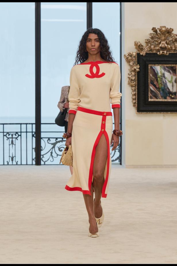 شواطئ بياريتز تحتضن مواجهة بين جذور شانيل ورؤيتها المعاصرة في مجموعة كروز 2026/2027