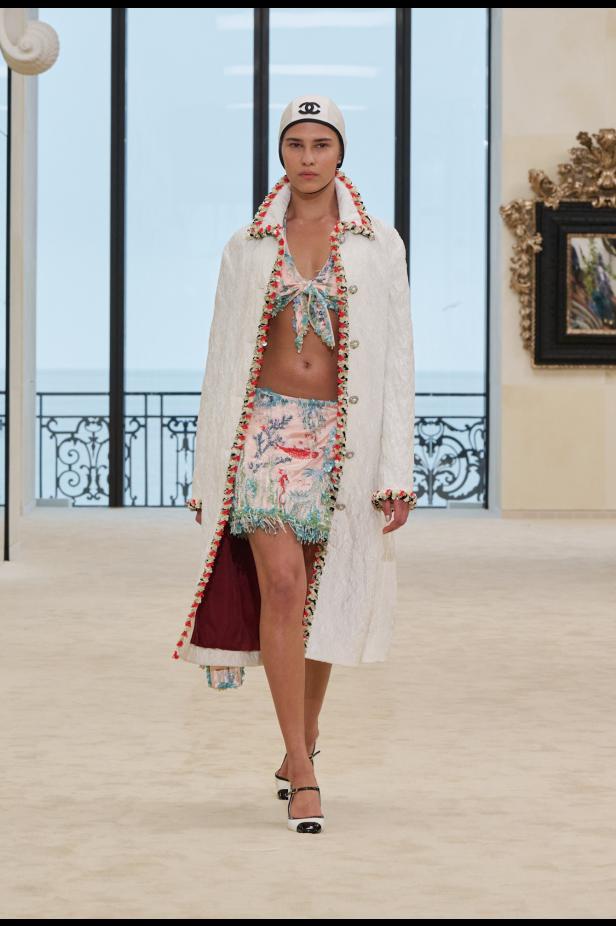 شواطئ بياريتز تحتضن مواجهة بين جذور شانيل ورؤيتها المعاصرة في مجموعة كروز 2026/2027