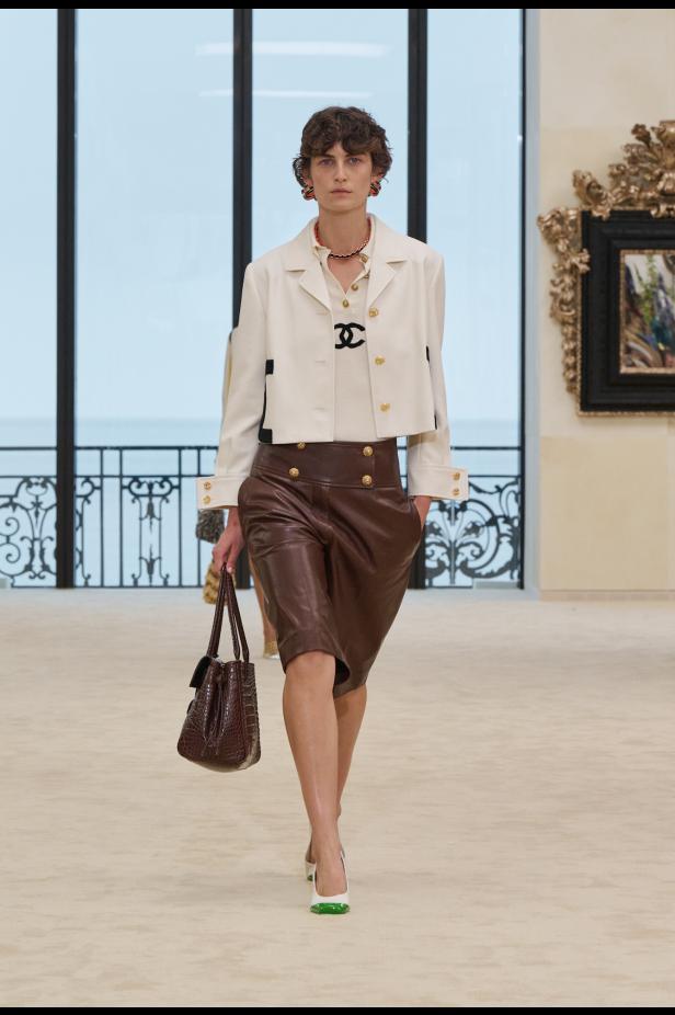 شواطئ بياريتز تحتضن مواجهة بين جذور شانيل ورؤيتها المعاصرة في مجموعة كروز 2026/2027