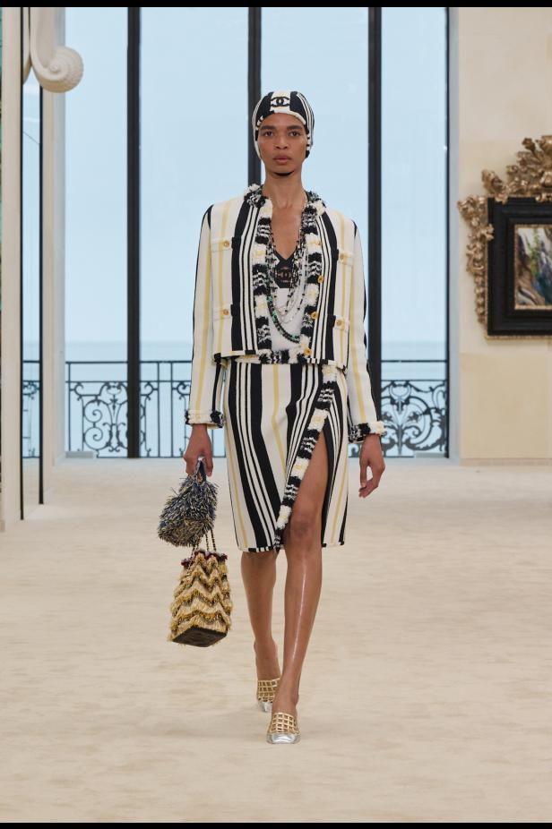 شواطئ بياريتز تحتضن مواجهة بين جذور شانيل ورؤيتها المعاصرة في مجموعة كروز 2026/2027