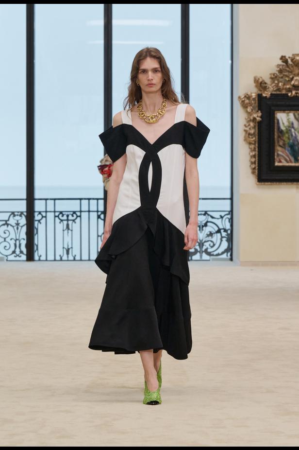 شواطئ بياريتز تحتضن مواجهة بين جذور شانيل ورؤيتها المعاصرة في مجموعة كروز 2026/2027