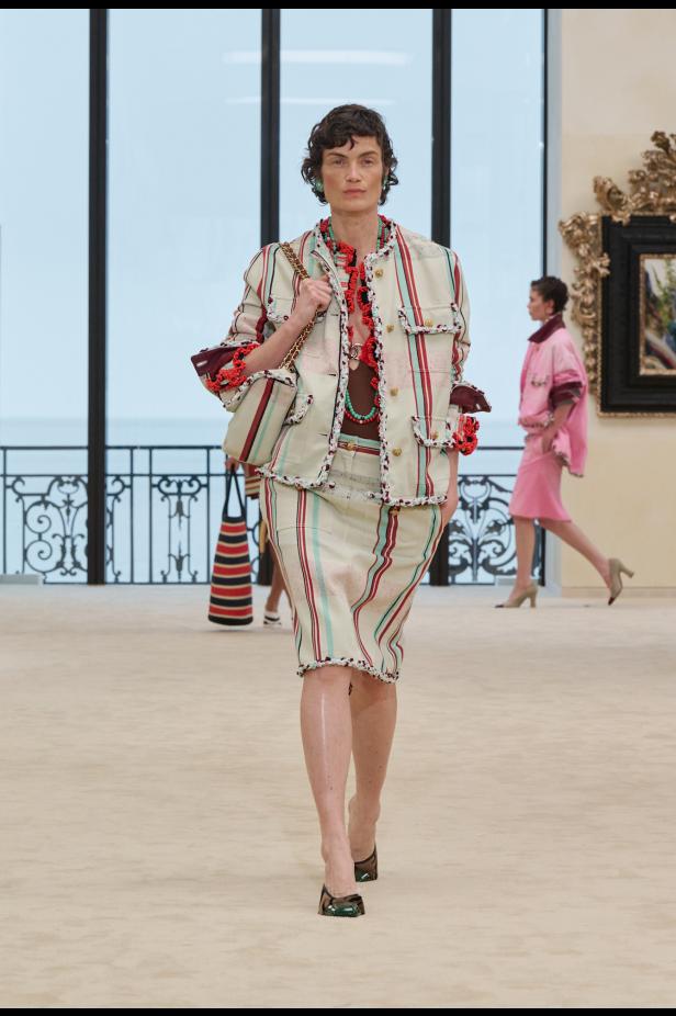 شواطئ بياريتز تحتضن مواجهة بين جذور شانيل ورؤيتها المعاصرة في مجموعة كروز 2026/2027