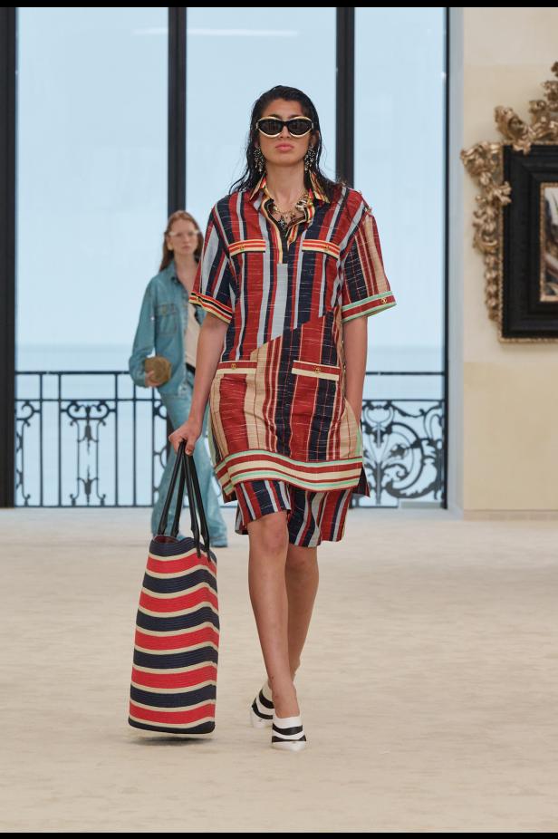 شواطئ بياريتز تحتضن مواجهة بين جذور شانيل ورؤيتها المعاصرة في مجموعة كروز 2026/2027