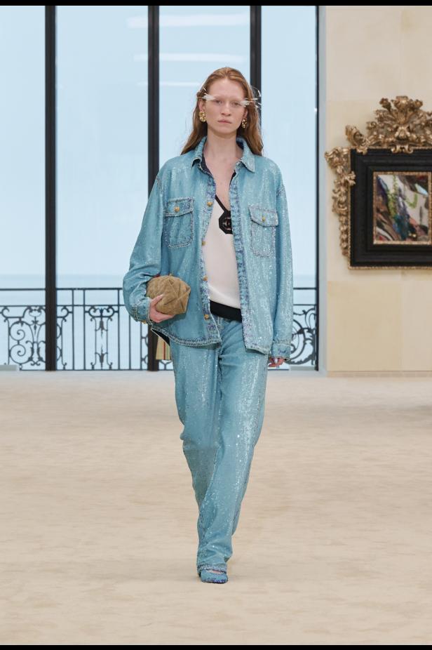 شواطئ بياريتز تحتضن مواجهة بين جذور شانيل ورؤيتها المعاصرة في مجموعة كروز 2026/2027