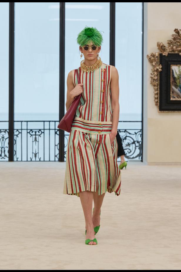 شواطئ بياريتز تحتضن مواجهة بين جذور شانيل ورؤيتها المعاصرة في مجموعة كروز 2026/2027