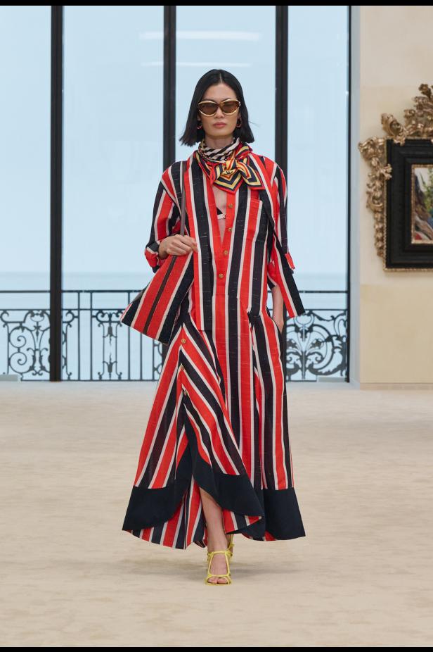 شواطئ بياريتز تحتضن مواجهة بين جذور شانيل ورؤيتها المعاصرة في مجموعة كروز 2026/2027