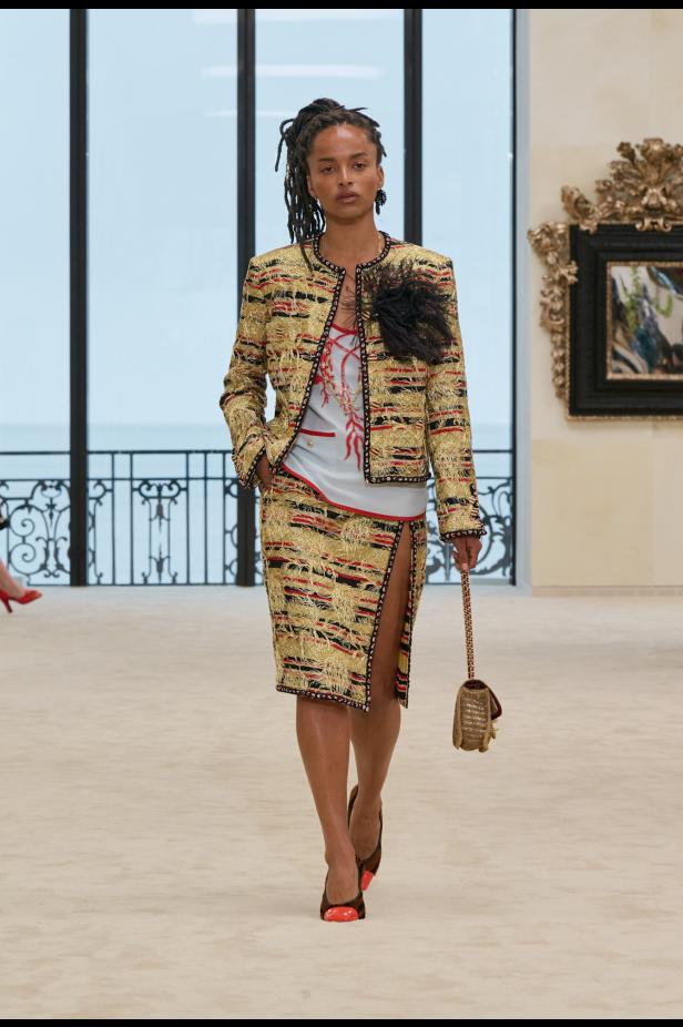 شواطئ بياريتز تحتضن مواجهة بين جذور شانيل ورؤيتها المعاصرة في مجموعة كروز 2026/2027