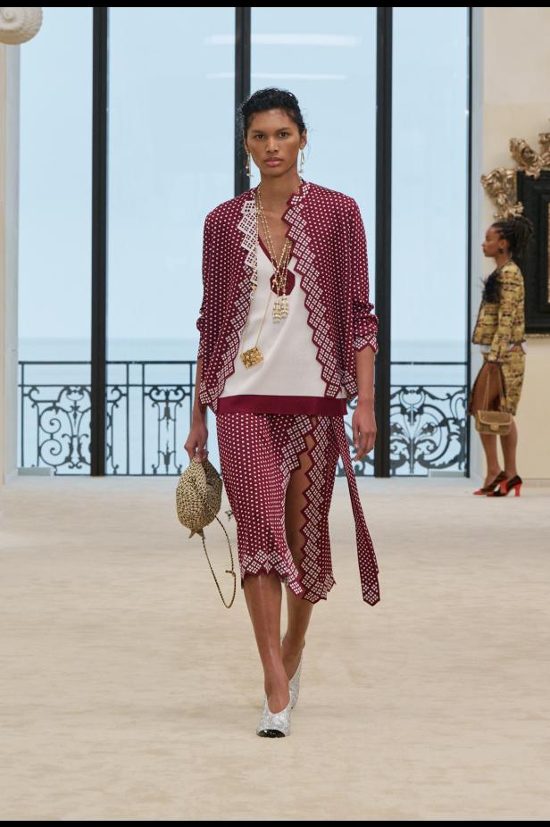 شواطئ بياريتز تحتضن مواجهة بين جذور شانيل ورؤيتها المعاصرة في مجموعة كروز 2026/2027