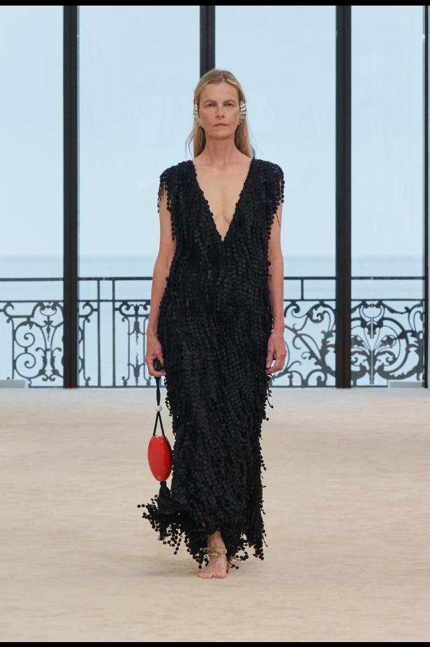 شواطئ بياريتز تحتضن مواجهة بين جذور شانيل ورؤيتها المعاصرة في مجموعة كروز 2026/2027