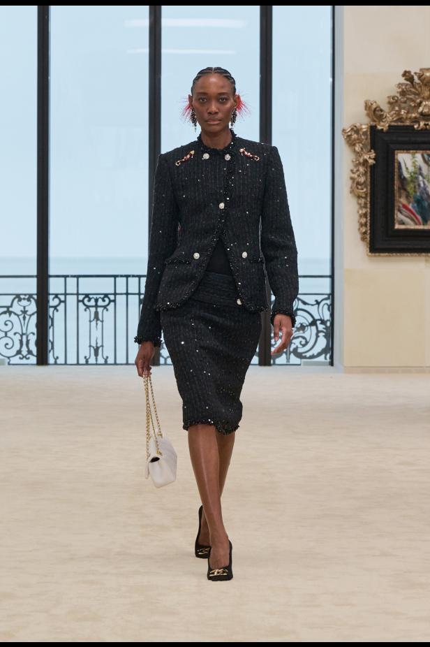 شواطئ بياريتز تحتضن مواجهة بين جذور شانيل ورؤيتها المعاصرة في مجموعة كروز 2026/2027