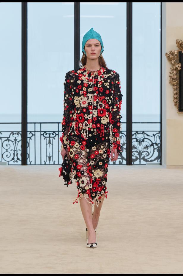 شواطئ بياريتز تحتضن مواجهة بين جذور شانيل ورؤيتها المعاصرة في مجموعة كروز 2026/2027