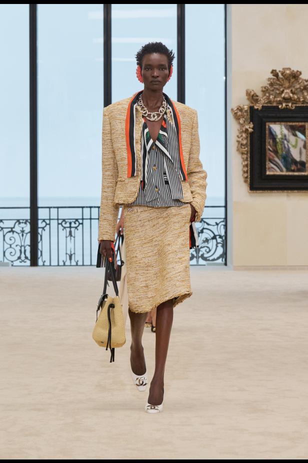 شواطئ بياريتز تحتضن مواجهة بين جذور شانيل ورؤيتها المعاصرة في مجموعة كروز 2026/2027