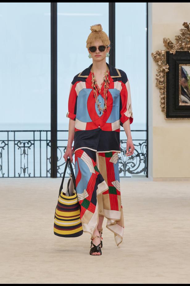 شواطئ بياريتز تحتضن مواجهة بين جذور شانيل ورؤيتها المعاصرة في مجموعة كروز 2026/2027