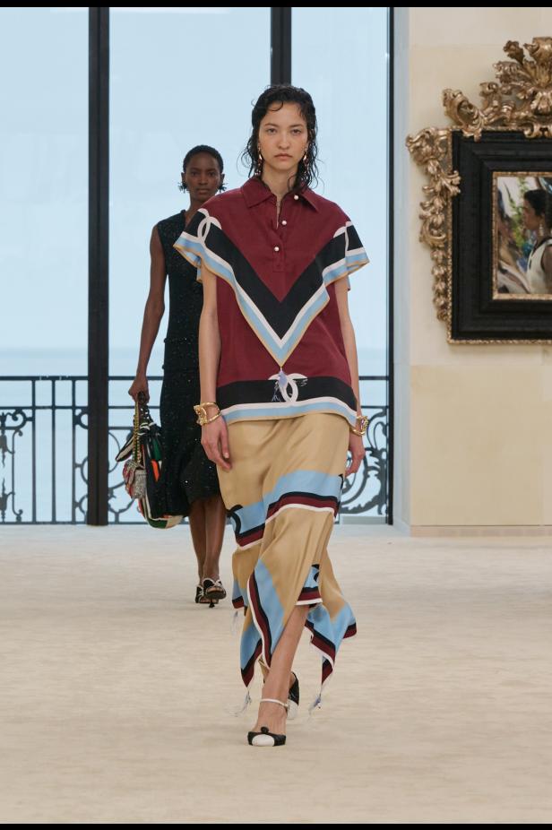 شواطئ بياريتز تحتضن مواجهة بين جذور شانيل ورؤيتها المعاصرة في مجموعة كروز 2026/2027