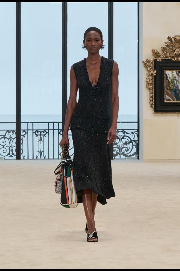 شواطئ بياريتز تحتضن مواجهة بين جذور شانيل ورؤيتها المعاصرة في مجموعة كروز 2026/2027