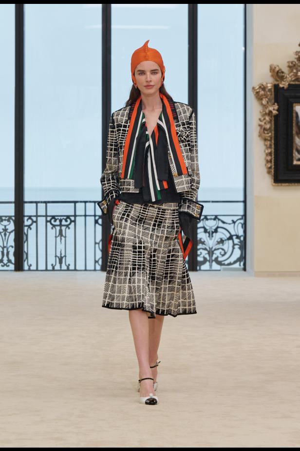 شواطئ بياريتز تحتضن مواجهة بين جذور شانيل ورؤيتها المعاصرة في مجموعة كروز 2026/2027