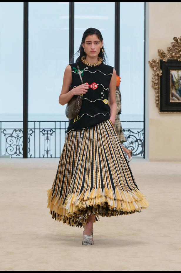 شواطئ بياريتز تحتضن مواجهة بين جذور شانيل ورؤيتها المعاصرة في مجموعة كروز 2026/2027