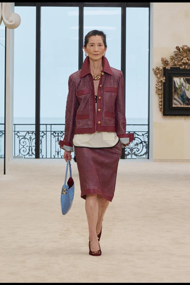 شواطئ بياريتز تحتضن مواجهة بين جذور شانيل ورؤيتها المعاصرة في مجموعة كروز 2026/2027