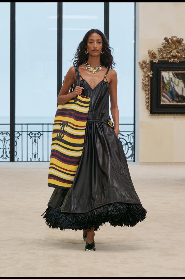 شواطئ بياريتز تحتضن مواجهة بين جذور شانيل ورؤيتها المعاصرة في مجموعة كروز 2026/2027