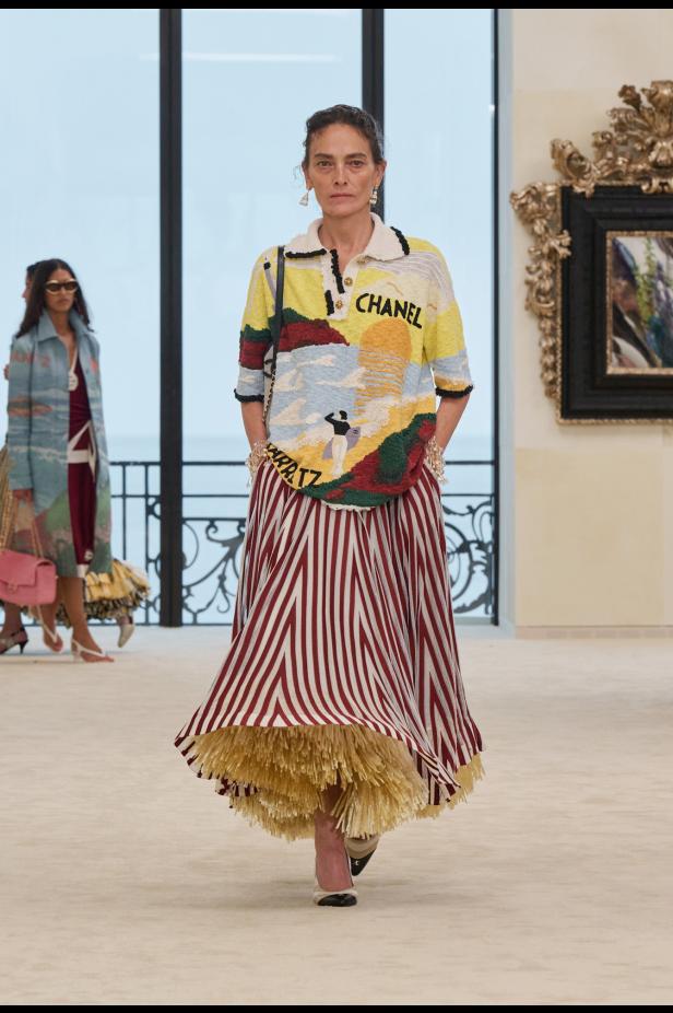 شواطئ بياريتز تحتضن مواجهة بين جذور شانيل ورؤيتها المعاصرة في مجموعة كروز 2026/2027