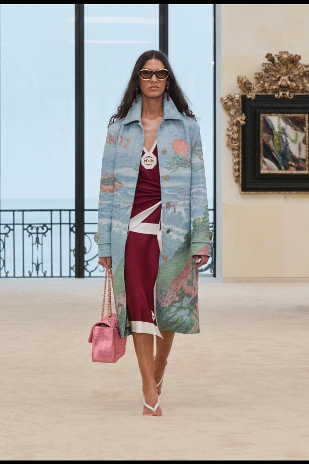 شواطئ بياريتز تحتضن مواجهة بين جذور شانيل ورؤيتها المعاصرة في مجموعة كروز 2026/2027