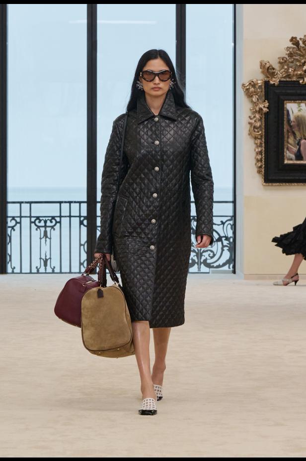 شواطئ بياريتز تحتضن مواجهة بين جذور شانيل ورؤيتها المعاصرة في مجموعة كروز 2026/2027