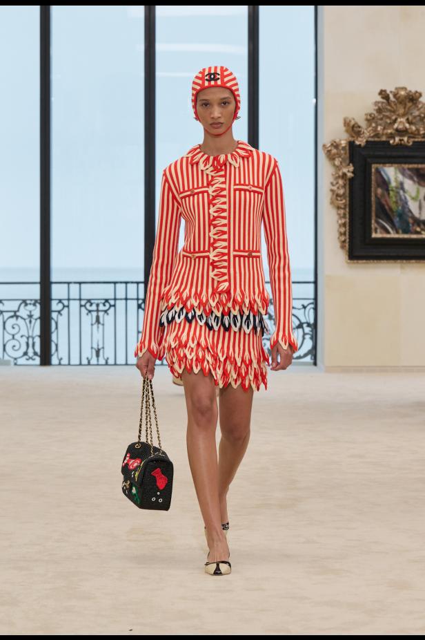 شواطئ بياريتز تحتضن مواجهة بين جذور شانيل ورؤيتها المعاصرة في مجموعة كروز 2026/2027