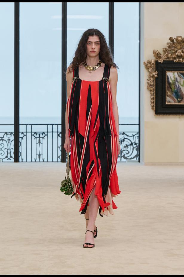 شواطئ بياريتز تحتضن مواجهة بين جذور شانيل ورؤيتها المعاصرة في مجموعة كروز 2026/2027