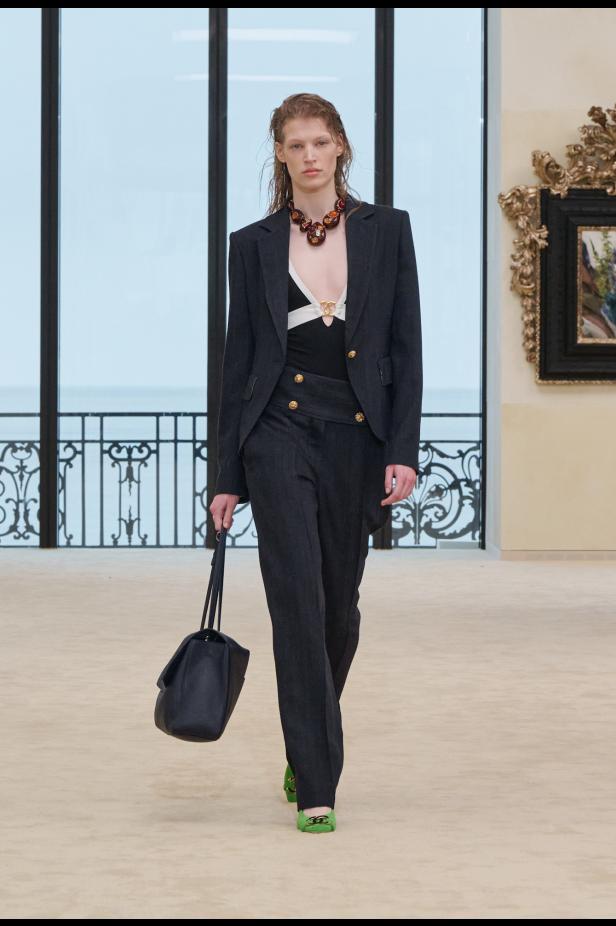 شواطئ بياريتز تحتضن مواجهة بين جذور شانيل ورؤيتها المعاصرة في مجموعة كروز 2026/2027