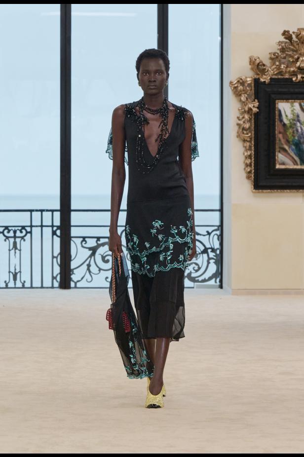 شواطئ بياريتز تحتضن مواجهة بين جذور شانيل ورؤيتها المعاصرة في مجموعة كروز 2026/2027