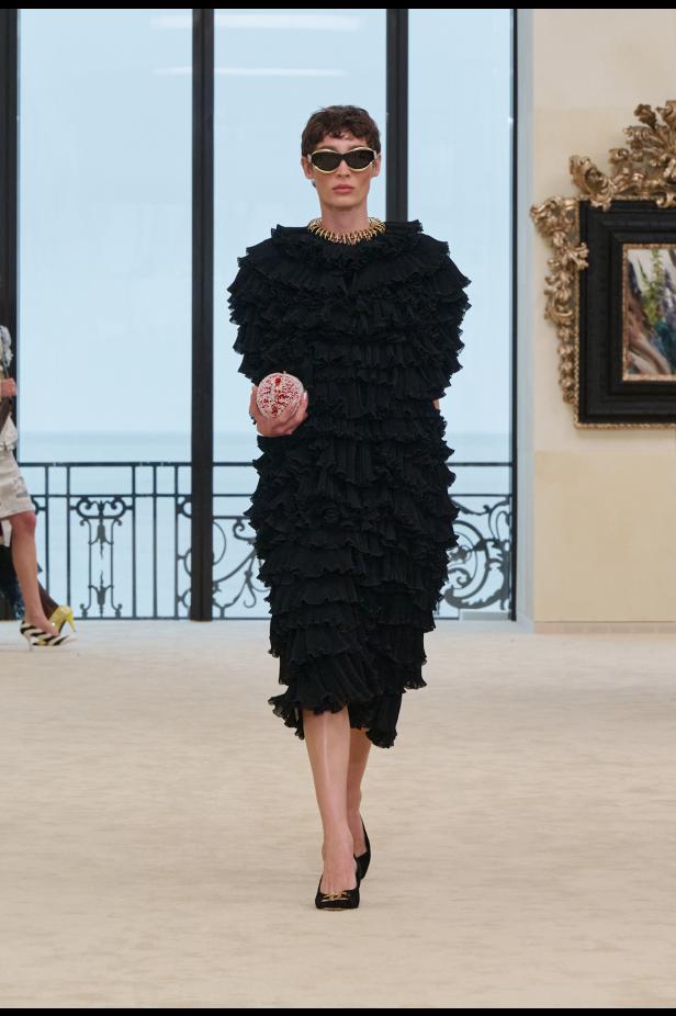 شواطئ بياريتز تحتضن مواجهة بين جذور شانيل ورؤيتها المعاصرة في مجموعة كروز 2026/2027