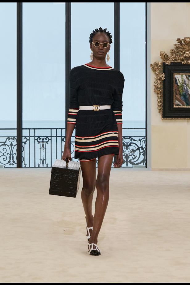 شواطئ بياريتز تحتضن مواجهة بين جذور شانيل ورؤيتها المعاصرة في مجموعة كروز 2026/2027