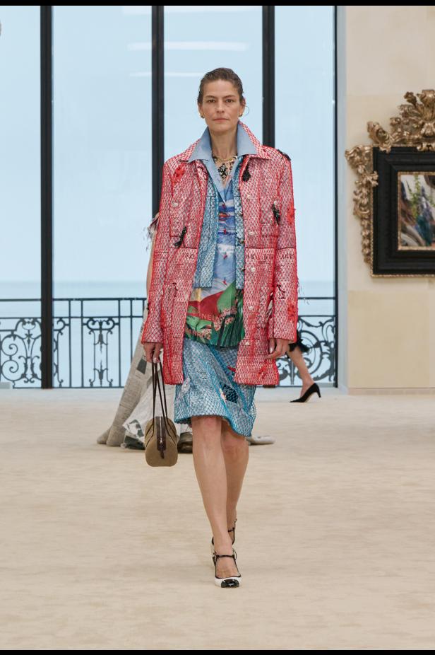 شواطئ بياريتز تحتضن مواجهة بين جذور شانيل ورؤيتها المعاصرة في مجموعة كروز 2026/2027