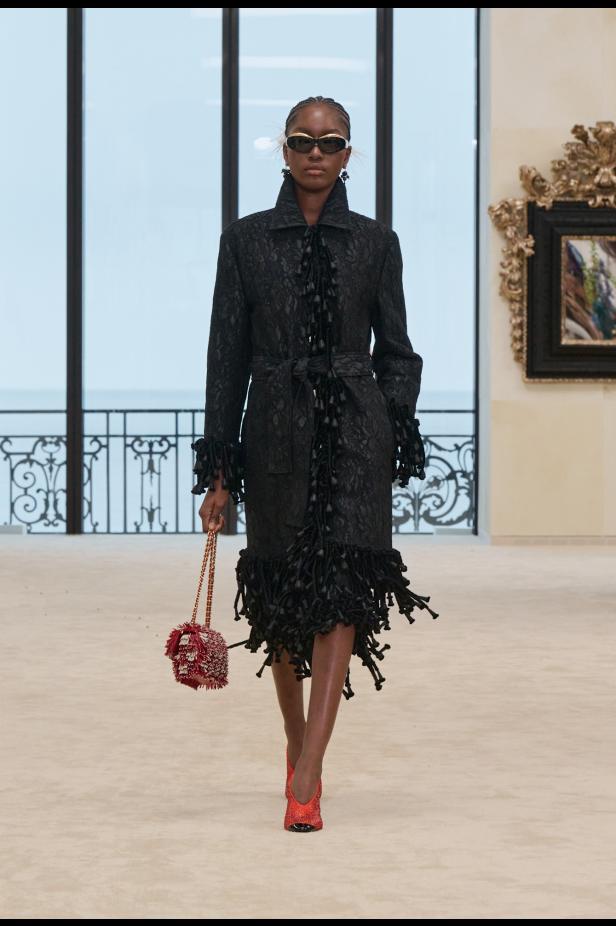 شواطئ بياريتز تحتضن مواجهة بين جذور شانيل ورؤيتها المعاصرة في مجموعة كروز 2026/2027