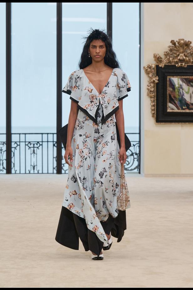 شواطئ بياريتز تحتضن مواجهة بين جذور شانيل ورؤيتها المعاصرة في مجموعة كروز 2026/2027