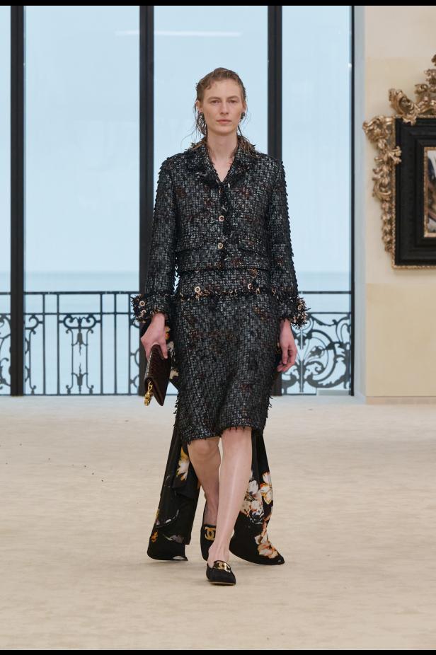 شواطئ بياريتز تحتضن مواجهة بين جذور شانيل ورؤيتها المعاصرة في مجموعة كروز 2026/2027