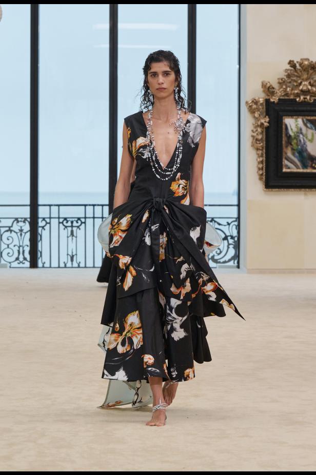 شواطئ بياريتز تحتضن مواجهة بين جذور شانيل ورؤيتها المعاصرة في مجموعة كروز 2026/2027