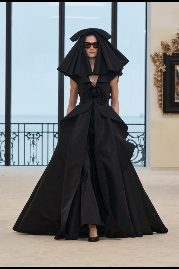 شواطئ بياريتز تحتضن مواجهة بين جذور شانيل ورؤيتها المعاصرة في مجموعة كروز 2026/2027