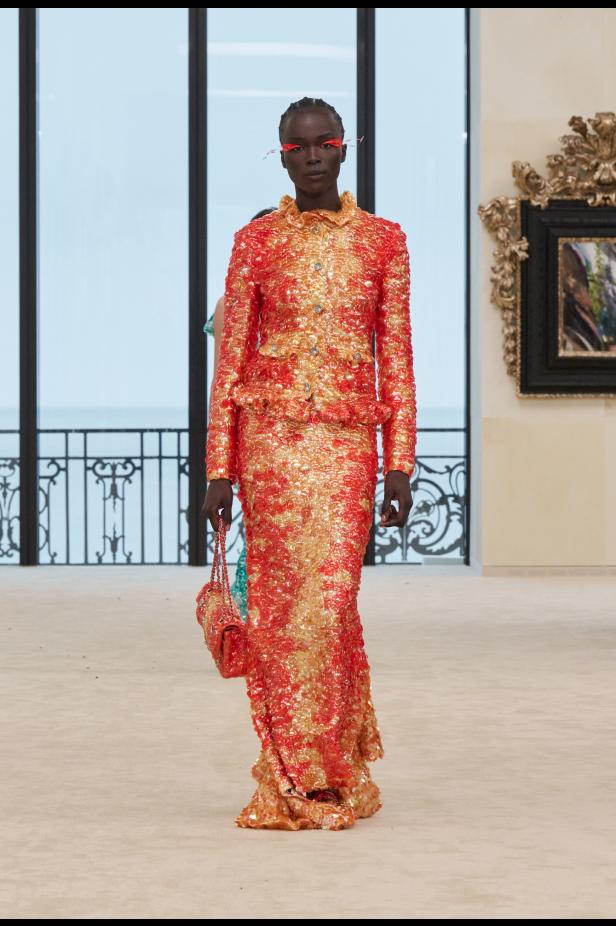 شواطئ بياريتز تحتضن مواجهة بين جذور شانيل ورؤيتها المعاصرة في مجموعة كروز 2026/2027