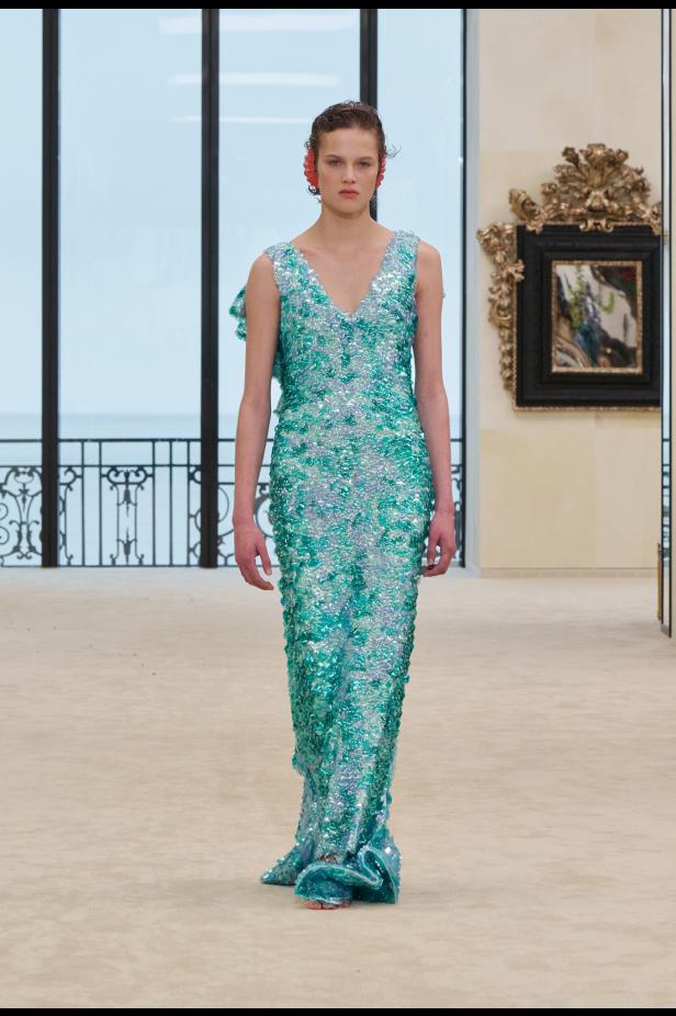 شواطئ بياريتز تحتضن مواجهة بين جذور شانيل ورؤيتها المعاصرة في مجموعة كروز 2026/2027