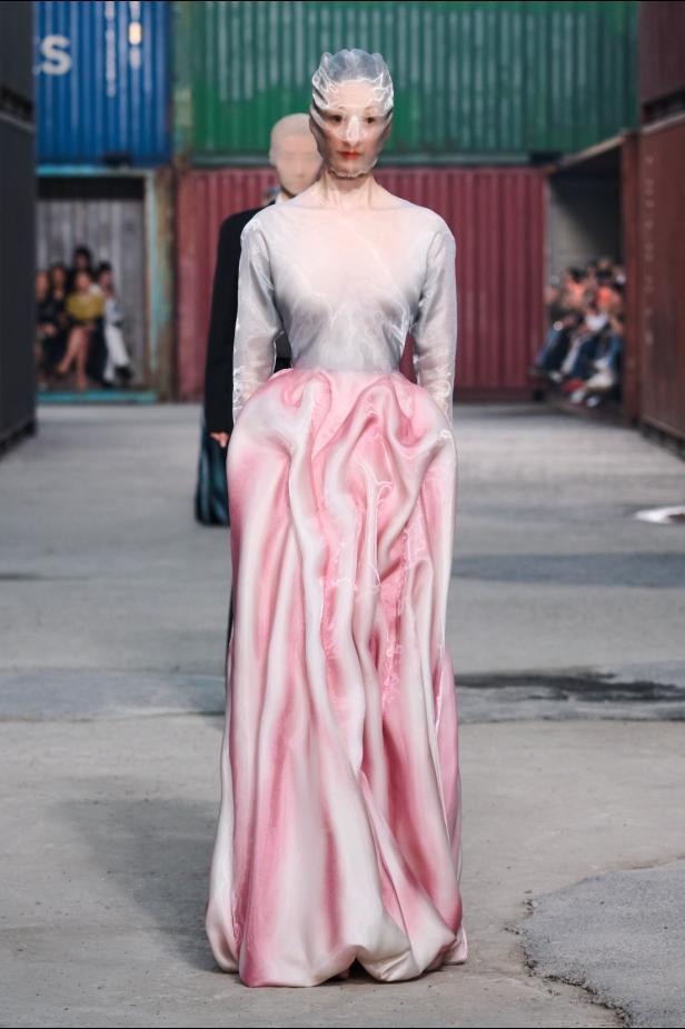 ‏‏Maison Margiela‏ تكشف عن مجموعة خريف وشتاء 2026‏‏ في الصين... رحلة سريالية بين الحرفية ‏العالية وجماليات "القطع المنسية‎"‎