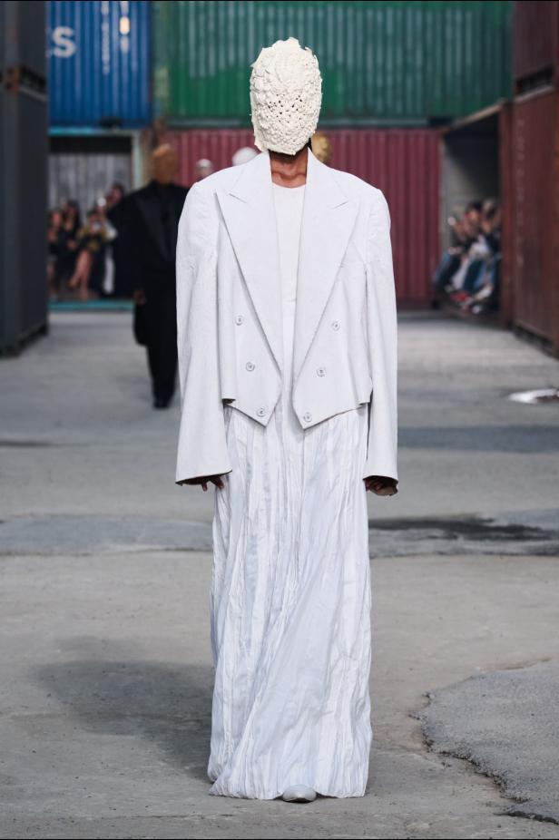 ‏‏Maison Margiela‏ تكشف عن مجموعة خريف وشتاء 2026‏‏ في الصين... رحلة سريالية بين الحرفية ‏العالية وجماليات "القطع المنسية‎"‎