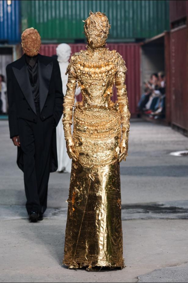 ‏‏Maison Margiela‏ تكشف عن مجموعة خريف وشتاء 2026‏‏ في الصين... رحلة سريالية بين الحرفية ‏العالية وجماليات "القطع المنسية‎"‎