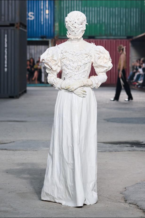 ‏‏Maison Margiela‏ تكشف عن مجموعة خريف وشتاء 2026‏‏ في الصين... رحلة سريالية بين الحرفية ‏العالية وجماليات "القطع المنسية‎"‎